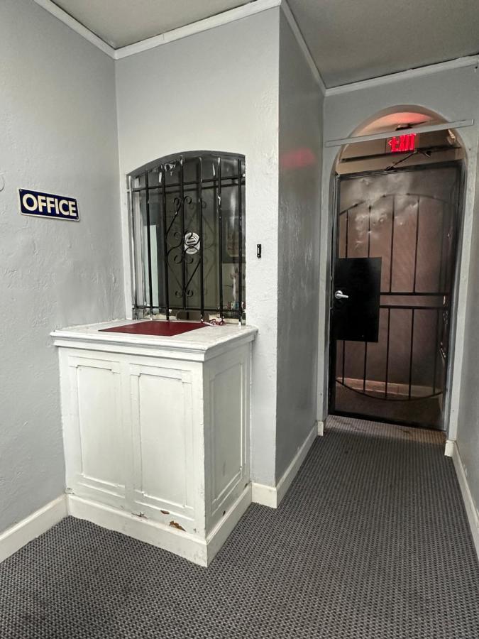 Unity Hotel - No Parking & Rooms Are Upstairs Лонг Бийч Екстериор снимка